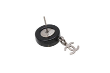 Load image into Gallery viewer, 極美品 CHANEL シャネル ピアス 丸ボタン ぶら下がりココマーク 10P刻印 2.4g プラスチック メタル ブラック 中古 4b003981