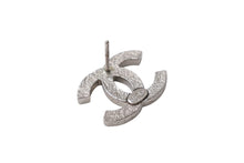 Load image into Gallery viewer, 極美品 CHANEL シャネル ピアス ココマーク 両耳 12C刻印 メタル 4.0g ホワイト シルバーグリッダー 中古 4b003959