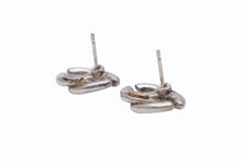 Load image into Gallery viewer, 極美品 CHANEL シャネル ココマーク フープ ピアス スクエア柄 両耳 01P刻印 2.4g メタル シルバー 中古 4b003970