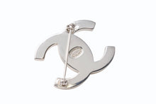 Load image into Gallery viewer, CHANEL シャネル ココマーク ブローチ 重量約16.7g 96P刻印 ターンロック シルバー メタル 美品 中古 4b003972