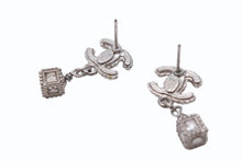 Load image into Gallery viewer, CHANEL シャネル ピアス ココマーク スクエアボックス A11A刻印 重量約4.1g GP ラインストーン シルバー 美品 中古 4b003945