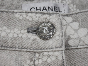 新品同様 CHANEL シャネル 2025年 ココ ビーチ コレクション プリント フレア デニムパンツ グレー ホワイト コットン P78561V71097 サイズ46 中古 4b004013