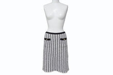 Load image into Gallery viewer, 極美品 CHANEL BOUTIQUE シャネル ブティック ツイード ニット スカート ブラック ホワイト 黒 白 ボトムス ココボタン ココマーク ロゴ 中古 4b004015