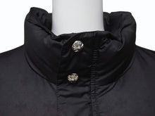 画像をギャラリービューアに読み込む, 未使用 CHROME HEARTS クロムハーツ STIFF V2 FBRC ダウンジャケット サイズL CHプラスシルバー925 ブラック 総柄 中古 4b004050 