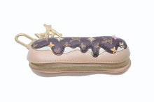 Load image into Gallery viewer, 新品未使用 LOUIS VUITTON ルイヴィトン ポーチ LV エクレア ミニポーチ チャーム M01944 モノグラムクラギー Tyler, the Creator 中古 4b004056