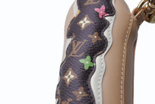 Load image into Gallery viewer, 新品未使用 LOUIS VUITTON ルイヴィトン ポーチ LV エクレア ミニポーチ チャーム M01944 モノグラムクラギー Tyler, the Creator 中古 4b004056