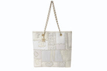 Load image into Gallery viewer, CHANEL シャネル パッチワーク チェーントートバッグ 25番台 ココマーク キャンバス ツイード パテント レザー ホワイト 美品 中古 4b004069