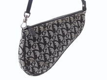 Load image into Gallery viewer, ChristianDior クリスチャンディオール トロッター サドルポーチ ロゴ ハンドバッグ 総柄 ブラック シルバー金具 MC1002 美品 中古 4b004102