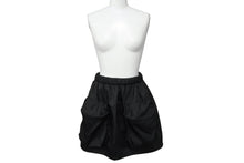 Load image into Gallery viewer, 極美品 PRADA プラダ ナイロン ミニスカート 21H853 サイズ38 フレア ブラック イタリア製 中古 4b004126