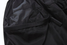 Load image into Gallery viewer, 極美品 PRADA プラダ ナイロン ミニスカート 21H853 サイズ38 フレア ブラック イタリア製 中古 4b004126