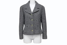 Load image into Gallery viewer, CHANEL シャネル ツイード ショートジャケット P18353V10570 サイズ40 ココマークボタン マルチカラー 美品 中古 4b004127