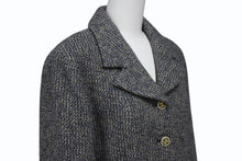Load image into Gallery viewer, CHANEL シャネル ツイード ショートジャケット P18353V10570 サイズ40 ココマークボタン マルチカラー 美品 中古 4b004127
