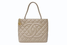 Load image into Gallery viewer, CHANEL シャネル 復刻トート トートバッグ A01804 7番台 ココマーク キャビアスキン ベージュ ゴールド金具 美品 中古 4b004174