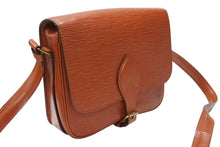 Load image into Gallery viewer, LOUIS VUITTON ルイヴィトン カルトシエールMM ショルダーバッグ M52243 エピレザー ブラウン ゴールド金具 美品 中古 4b004229