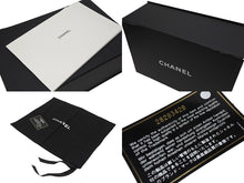 Load image into Gallery viewer, 極美品 CHANEL シャネル ボーイシャネル シェブロン Vステッチ チェーン ショルダーバッグ 28番台 キャビアスキン ココマーク ブラック ゴールド金具 中古 4b004256