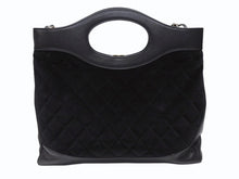 Load image into Gallery viewer, CHANEL シャネル3ココマーク シャネル31 ショルダーバッグ 28番台 ラムスキン ベルベット ブラック ゴールド金具 美品 中古 4b004261