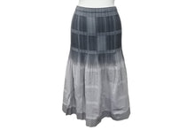 Load image into Gallery viewer, ISSEY MIYAKE イッセイミヤケ グラデーション プリーツ スカート IM11FG235 グレー ポリエステル 2 美品 中古 4b004345