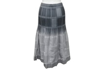 Load image into Gallery viewer, ISSEY MIYAKE イッセイミヤケ グラデーション プリーツ スカート IM11FG235 グレー ポリエステル 2 美品 中古 4b004345