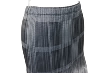 Load image into Gallery viewer, ISSEY MIYAKE イッセイミヤケ グラデーション プリーツ スカート IM11FG235 グレー ポリエステル 2 美品 中古 4b004345