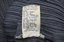 Load image into Gallery viewer, 極美品 ISSEY MIYAKE イッセイミヤケ PLEATS PLEASE プリーツプリーズ タンクトップ ノースリーブ PP04-JK200 サイズ4 グレー 中古 4b004360