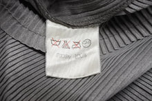 Load image into Gallery viewer, 極美品 ISSEY MIYAKE イッセイミヤケ Vネック プリーツ長袖カットソー IM13-FJ025 サイズM グレー 中古 4b004371