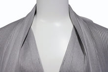 Load image into Gallery viewer, 極美品 ISSEY MIYAKE イッセイミヤケ Vネック プリーツ長袖カットソー IM13-FJ025 サイズM グレー 中古 4b004371