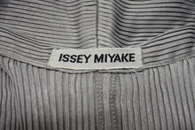 Load image into Gallery viewer, 極美品 ISSEY MIYAKE イッセイミヤケ Vネック プリーツ長袖カットソー IM13-FJ025 サイズM グレー 中古 4b004371