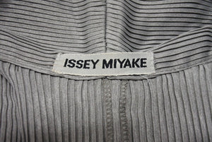 極美品 ISSEY MIYAKE イッセイミヤケ Vネック プリーツ長袖カットソー IM13-FJ025 サイズM グレー 中古 4b004371