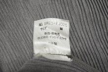 Load image into Gallery viewer, 極美品 ISSEY MIYAKE イッセイミヤケ Vネック プリーツ長袖カットソー IM13-FJ025 サイズM グレー 中古 4b004371