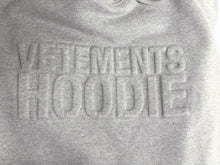 Load image into Gallery viewer, 極美品 VETEMENTS ヴェトモン 24FW ILLUSION LOGO HOODIE フーディー パーカー UA65HD370G コットン グレー サイズXS 中古 4b004408