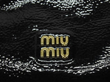 Load image into Gallery viewer, 極美品 MIUMIU ミュウミュウ ハンドバッグ ポーチ ショルダーバッグ ワンハンドル パテントレザー ブラック ゴールド金具 中古 4b004445