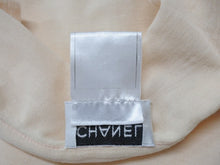 Load image into Gallery viewer, CHANEL シャネル ノースリーブ トップス P12688V07326 サイズ38 ココマーク ベージュ セーラー型 美品 中古 4b004451