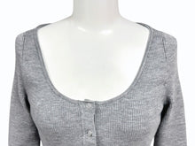 Load image into Gallery viewer, 極美品 CELINE セリーヌ クロップド カーディガン トップス 2A67S237P サイズXS 刺繍ロゴ ニット グレー 中古 4b004453