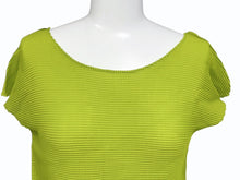 Load image into Gallery viewer, 極美品 ISSEY MIYAKE ME イッセイミヤケ ミー ノースリーブ カットソー MI33FK127 グリーン 中古 4b004470