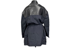 Load image into Gallery viewer, 極美品 ALAÏA アライア DRAPED PARKA ドレープド パーカー AA9M02703T496 サイズ34 ナイロン シルク ラムスキン ブラック 中古 4b004490