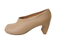 Load image into Gallery viewer, Maison Margiela メゾンマルジェラ 22 TABI タビパンプス スプリットトゥ 足袋 靴 39WL0060 ベージュ サイズ38 美品 中古 4b004508