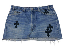 Load image into Gallery viewer, 新品未使用 CHROME HEARTS クロムハーツ × Levi&#39;s リーバイス セメタリークロスパッチ デニムミニスカート サイズ29 9パッチ 中古 4b004572