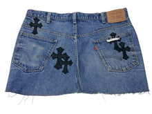 Load image into Gallery viewer, 新品未使用 CHROME HEARTS クロムハーツ × Levi&#39;s リーバイス セメタリークロスパッチ デニムミニスカート サイズ29 9パッチ 中古 4b004572