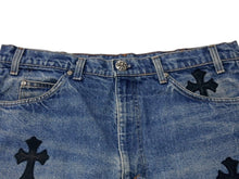 Load image into Gallery viewer, 新品未使用 CHROME HEARTS クロムハーツ × Levi&#39;s リーバイス セメタリークロスパッチ デニムミニスカート サイズ29 9パッチ 中古 4b004572