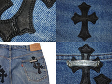 Load image into Gallery viewer, 新品未使用 CHROME HEARTS クロムハーツ × Levi&#39;s リーバイス セメタリークロスパッチ デニムミニスカート サイズ29 9パッチ 中古 4b004572