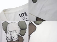 Load image into Gallery viewer, 極美品 UNIQLO ユニクロ ｘ KAWS カウズ コラボ 半袖Tシャツ ホワイト サイズ XL 中古4b005648