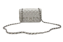 Load image into Gallery viewer, CHANEL シャネル ミニマトラッセ20 Sフラップ Sチェーンショルダーバッグ 24番台 ココマーク キャビアスキン シルバー 美品 中古 4b004685
