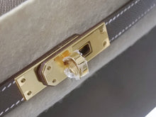 Load image into Gallery viewer, 新品未使用 HERMES エルメス ケリーエラン 2WAY ショルダーバッグ ヴォーマダム エトゥープ ゴールド金具 K刻印 2025年製 中古 4b004693