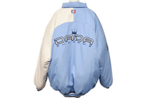 Load image into Gallery viewer, DADA SUPREME ダダシュプリーム ロゴ刺繍 ダウンジャケット シェル ブルー ホワイト サイズXL 美品 中古 4b004710