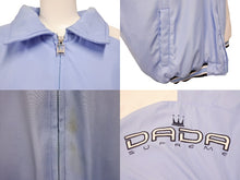 Load image into Gallery viewer, DADA SUPREME ダダシュプリーム ロゴ刺繍 ダウンジャケット シェル ブルー ホワイト サイズXL 美品 中古 4b004710