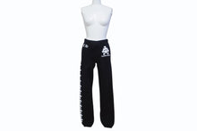 Load image into Gallery viewer, 極美品 CHROME HEARTS クロムハーツ スウェットパンツ セメタリークロスプリント コットン ブラック ホワイト サイズXS 中古 4b004751