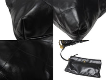 Load image into Gallery viewer, 極美品 CHANEL シャネル 22 ハンドバッグ ショルダーバッグ ランダム番台 シャイニーカーフスキン ブラック ゴールド金具 中古 4b004767
