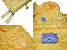 Load image into Gallery viewer, PRADA プラダ 21AW キルティング ナイロンダウンジャケット 291952 サイズ42 ロゴプリント イエロー 美品 中古 4b004841