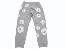 画像をギャラリービューアに読み込む, 新品同様 DenimTears デニムティアーズ TheCottonWreathSweatpants ザコットンリーススウェットパンツ グレー ホワイト XXL 中古 4b004849