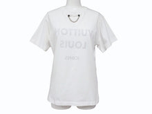 Load image into Gallery viewer, LOUIS VUITTON ルイヴィトン 21SS 半袖Tシャツ RW211W サイズXS チェーン 反転ロゴプリント ホワイト ブラック 美品 中古 4b004920